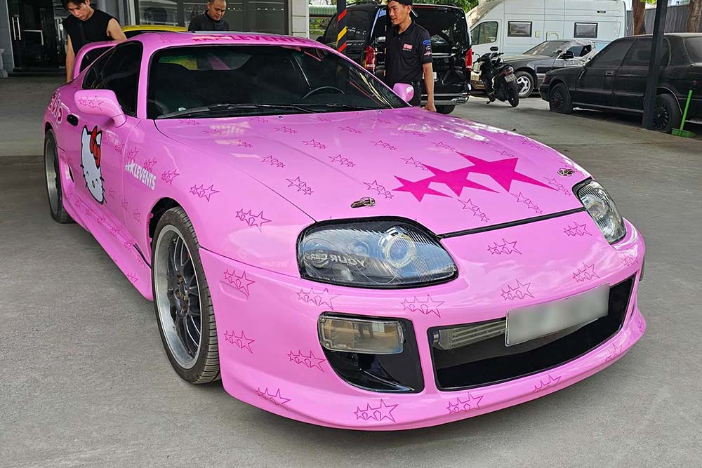 The 4th generation Toyota Supra with JDM style is covered with a red Hello Kitty exterior, attracting attention when appearing on the streets of Ho Chi Minh City. Photo: Nhat Minh