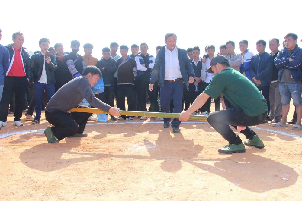 Soi dong cac tro choi dan gian. Anh: Trung tam va Van hoa Mu Cang Chai