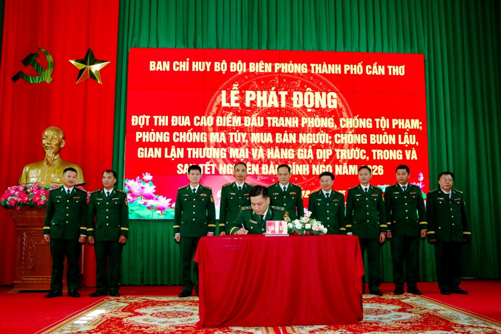 Cac co quan don vi ky ket giao uoc thi dua. Anh: Van Long