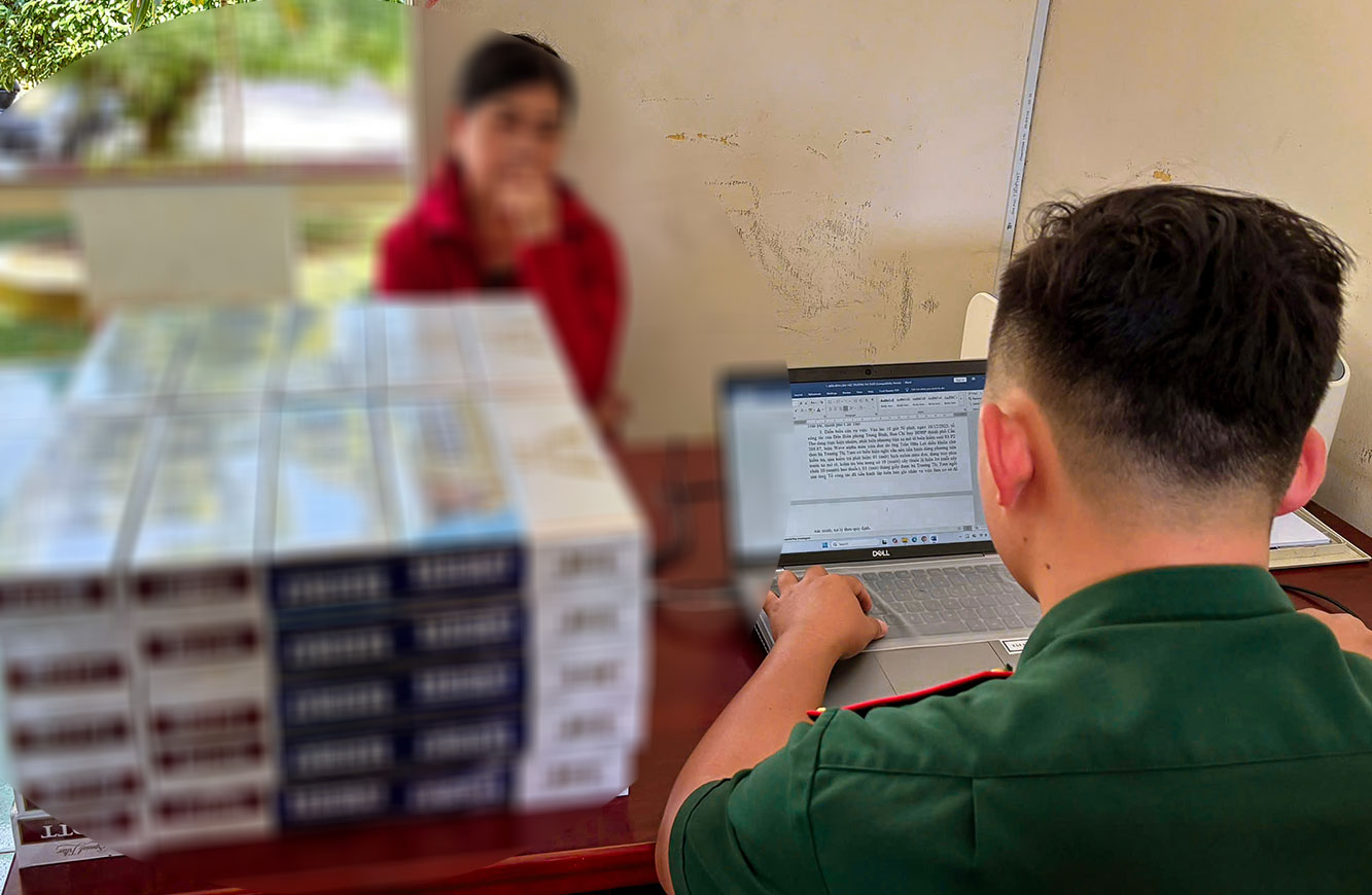 Subject Truong Thi T and the evidence at the investigation agency to clarify the act of transporting smuggled cigarettes. Photo: Van Long