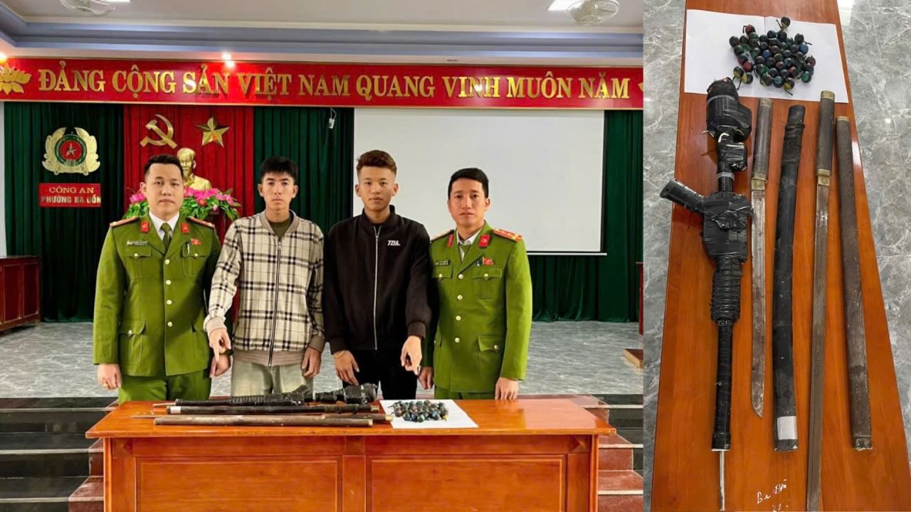 人々は手製の銃、手製の剣、砲弾40個を手渡した。写真: バドン区警察