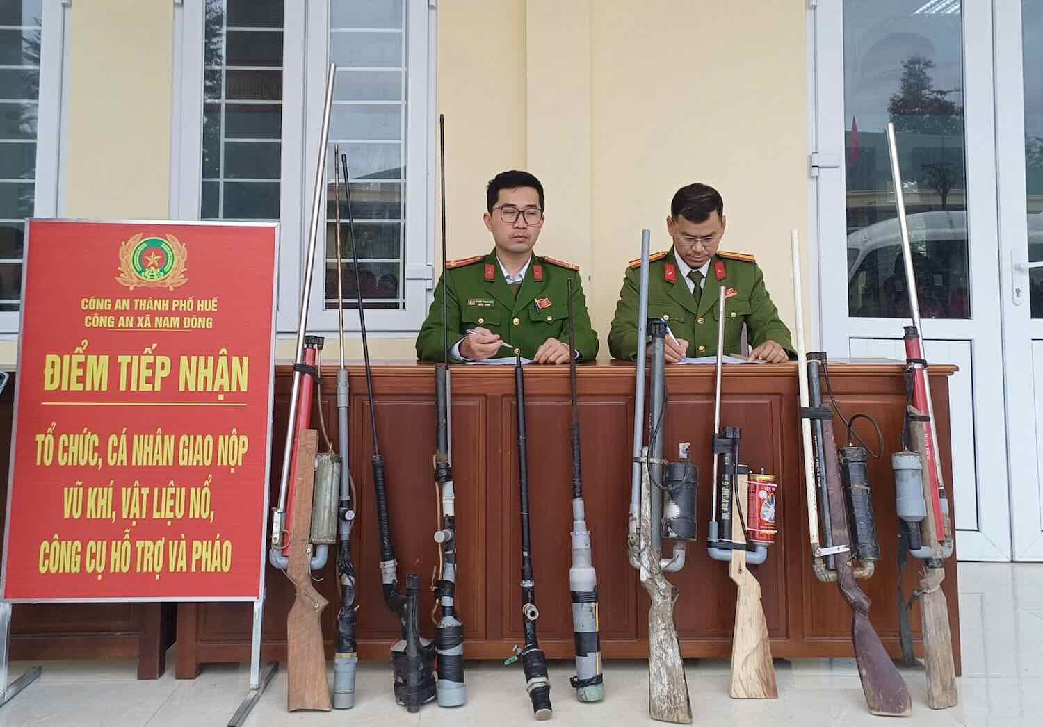 Công an tiếp nhận nhiều vũ khí tự chế từ người dân. Ảnh: H. Nhung.