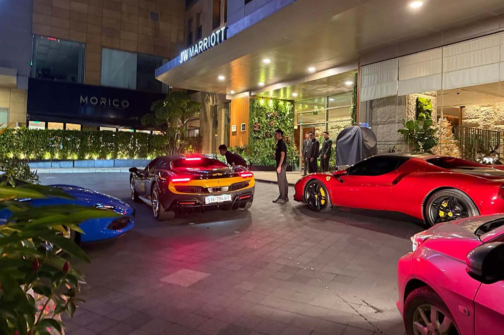 The Ferrari supercar fleet, featuring many models 296 GTB and 296 GTS, gathered in the center of Ho Chi Minh City, attracted the attention of car enthusiasts. Photo: Huy Le
