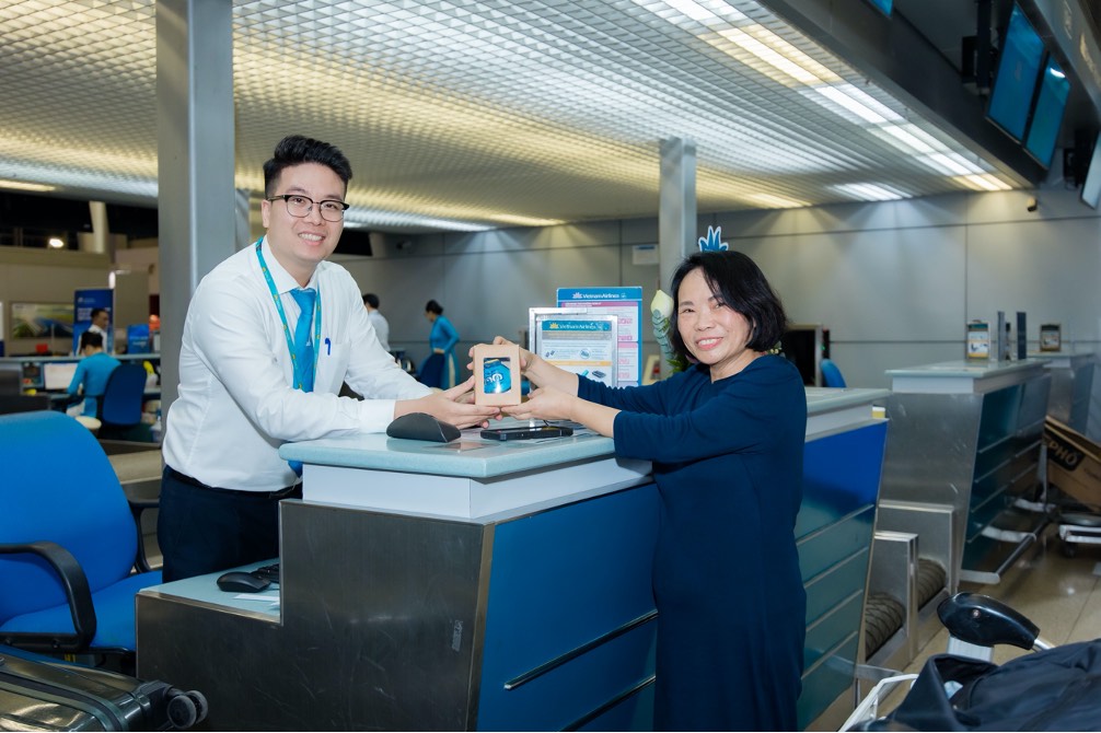 Vietnam Airlines tặng quà cho khách trên chuyến bay đầu tiên đến Copenhagen. Ảnh: Vietnam Airlines