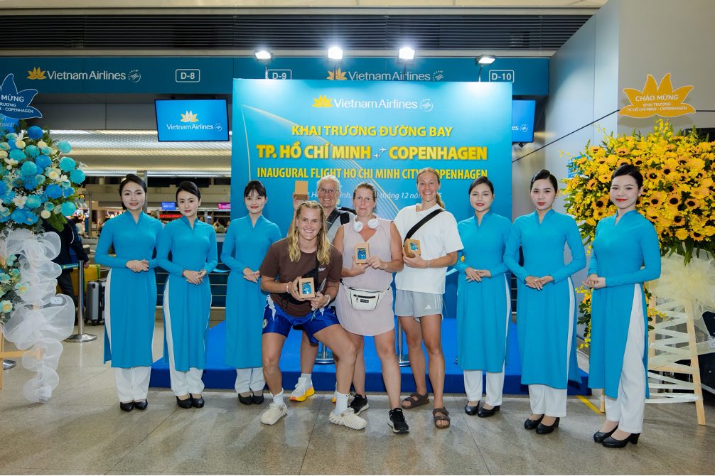 Những hành khách đầu tiên trên chuyến bay khai trương SGN-CPH. Ảnh: Vietnam Airlines