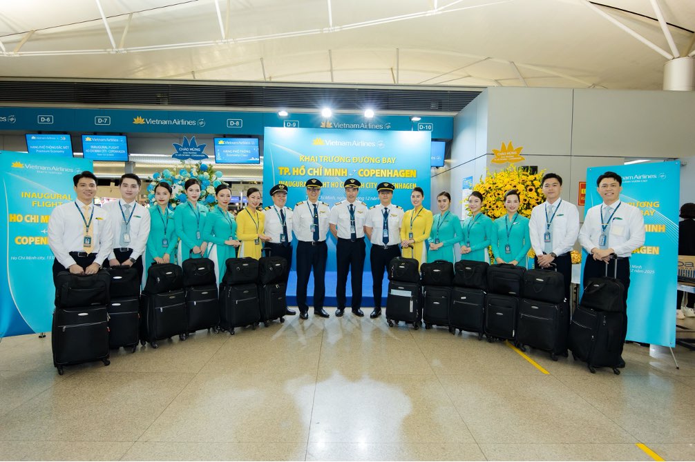 Toàn bộ phi hành đoàn của Vietnam Airlines trên chuyến bay đầu tiên khởi hành từ TP. Hồ Chí Minh đến Copenhagen. Ảnh: Vietnam Airlines