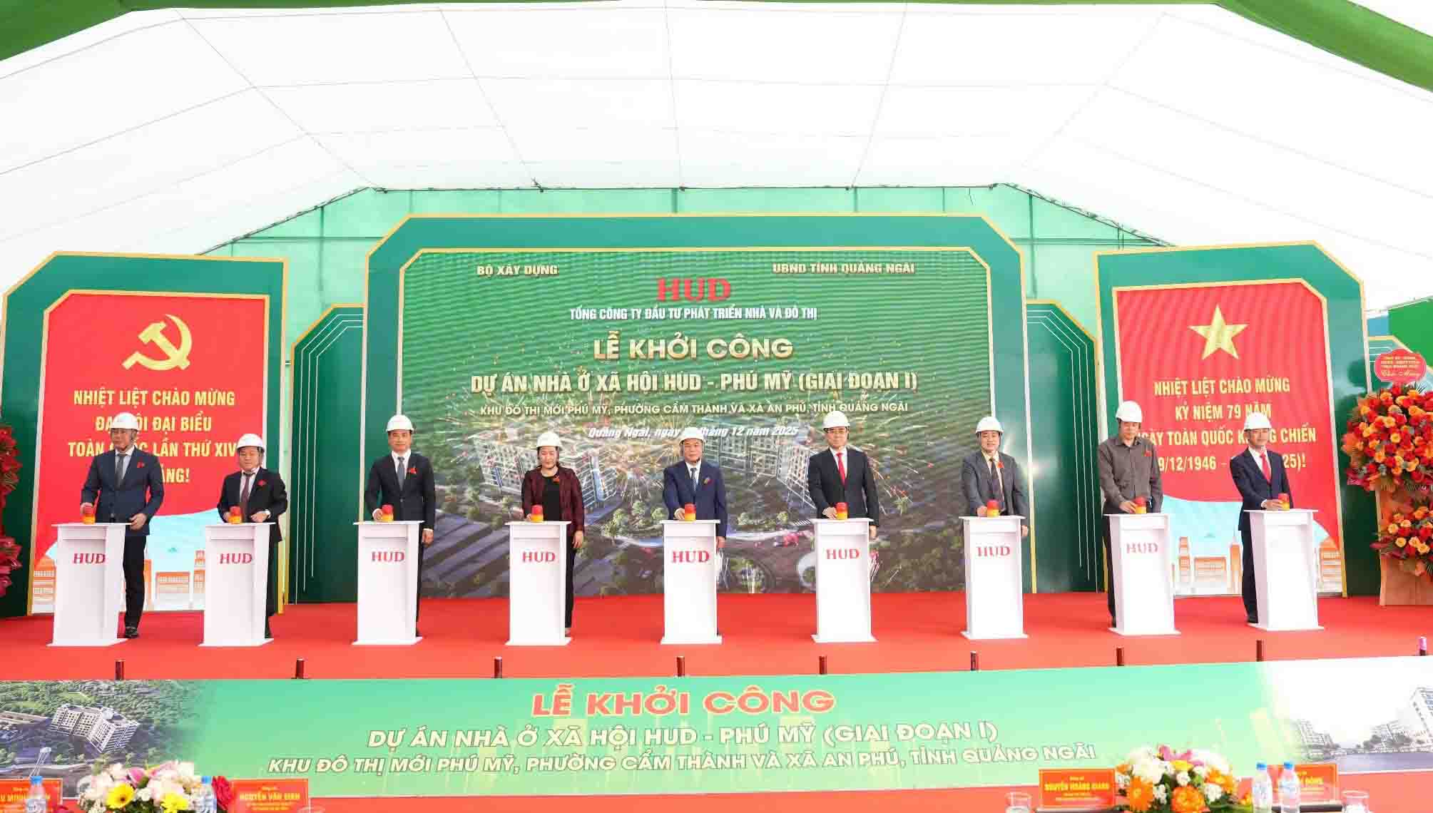 Delegates pressed the button to start the HUD - Phu My social housing project (phase 1). Photo: Minh Phuc.