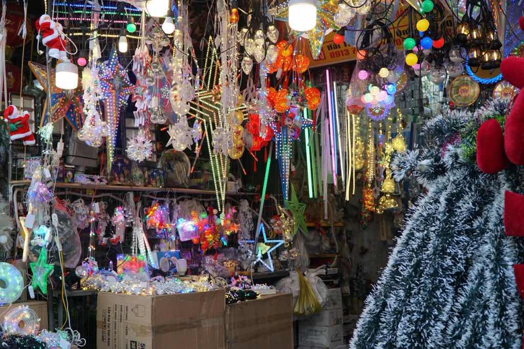 Cac mat hang trang tri Giang sinh nam nay co muc gia kha “mem“. Anh: Thanh Chan