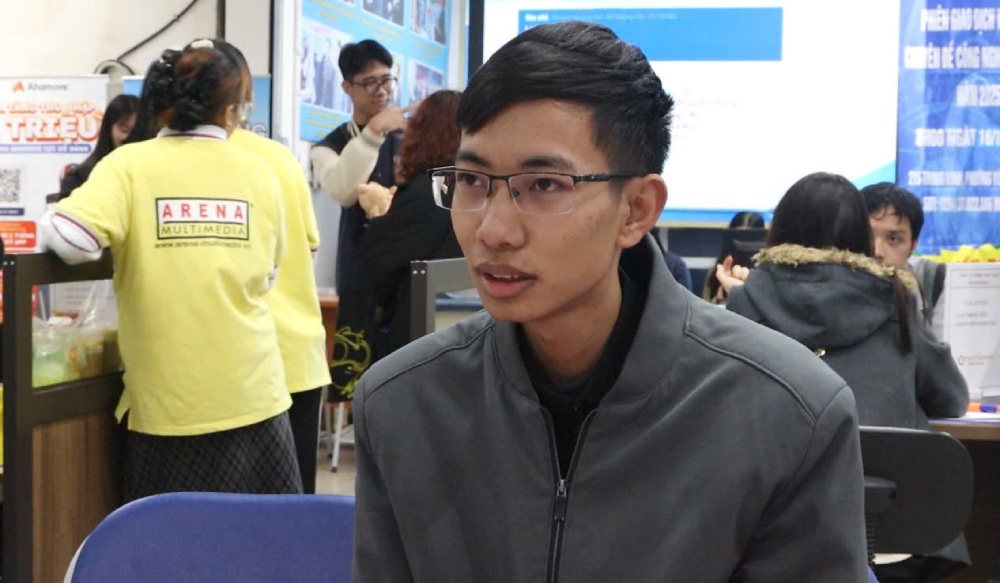 Theo anh Nguyen Dinh Chinh, ngoai ky nang mem, anh con phai cai thien tieng Anh. Anh: Quynh Chi