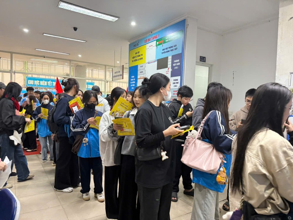 Employers believe that young workers participating in the labor market mostly lack practical skills. Photo: Quynh Chi