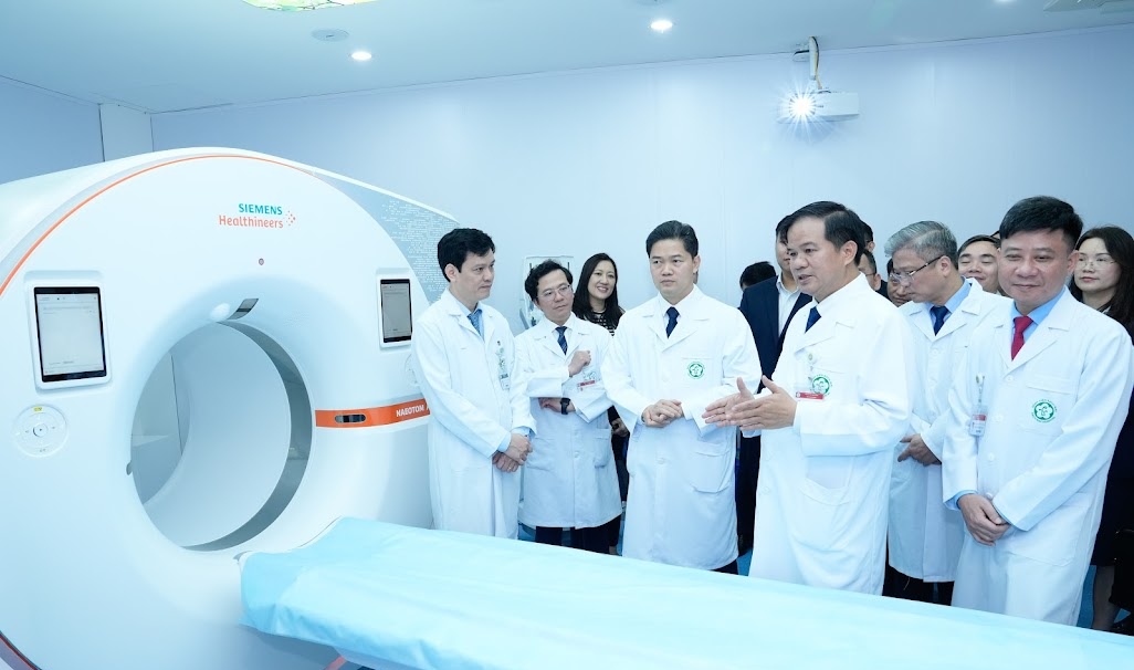 Propaganda information Bach Mai Hospital put into operation more than 1,500 modern medical equipment, before the opening of facility 2. Photo: Thanh Duong