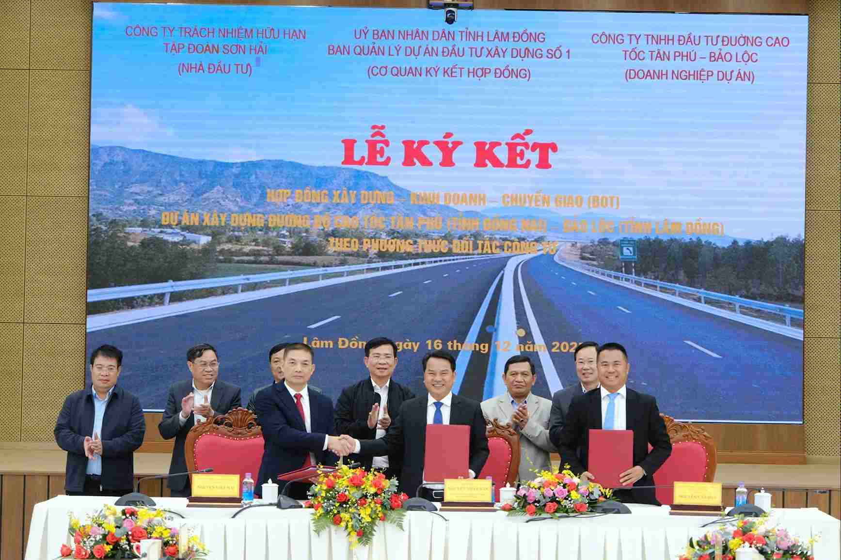 Units implementing the signing of the BOT Contract for the Tan Phu - Bao Loc Expressway Project in Lam Dong province. Photo: Than Hy