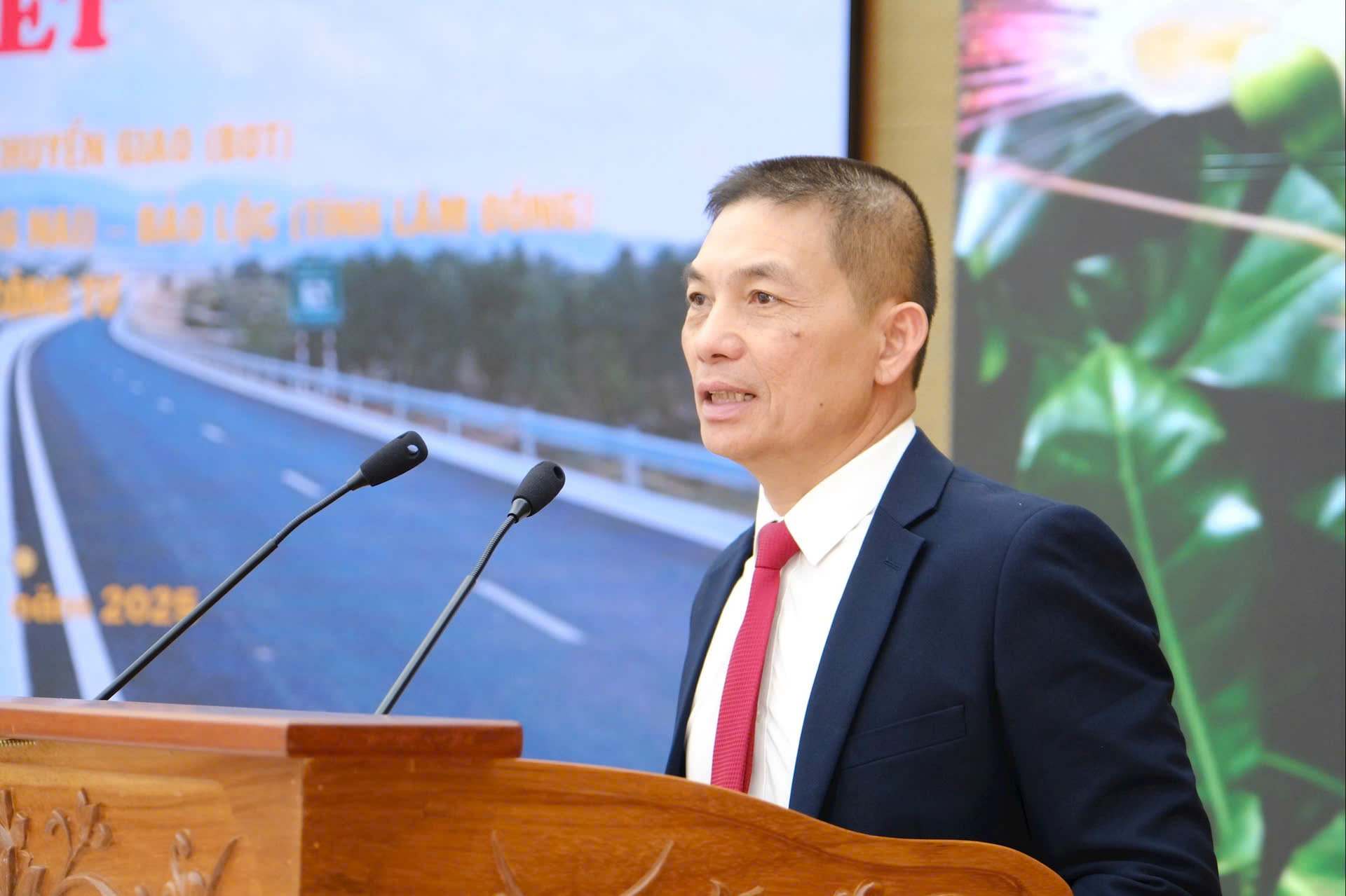 Ong Nguyen Viet Hai, Chu tich Hoi dong thanh vien Cong ty TNHH Tap doan Son Hai phat bieu tai buoi le. Anh: H.S