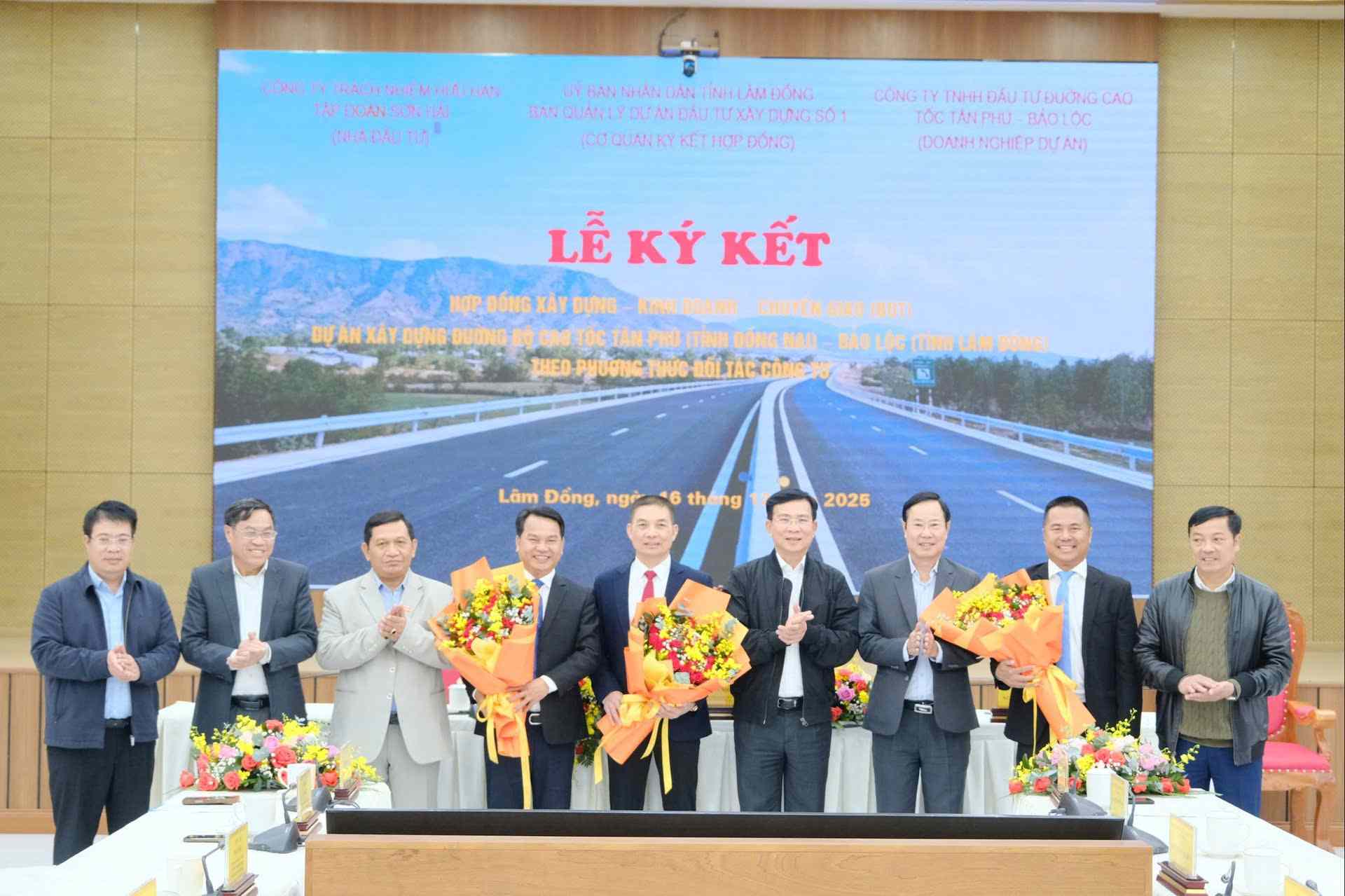 Lanh dao tinh Lam Dong tang hoa chuc mung chu dau tu, nha thau va cac don vi thi cong. Anh: H.S