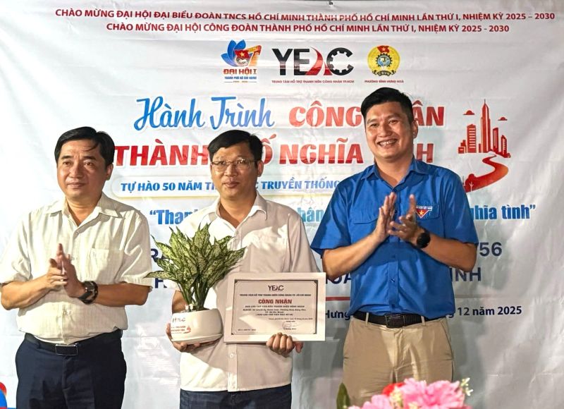 Representatives of the leaders of Binh Hung Hoa Ward (left) and the Ho Chi Minh City Youth Workers' Support Center (right) presented the certificate of the Youth Workers' Cultural Accommodation Area to the landlord. Photo: Duc Long