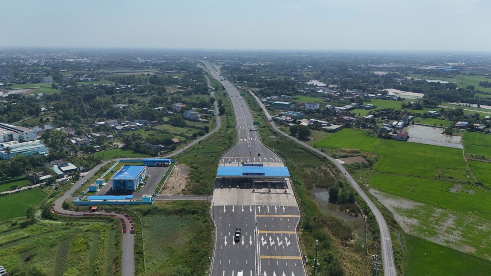 O diem cuoi cao toc Ben Luc - Long Thanh giao voi Vanh dai 3 TPHCM la khu vuc dat tram thu phi, doan nay da cho xe chay. Ảnh: Anh Tu