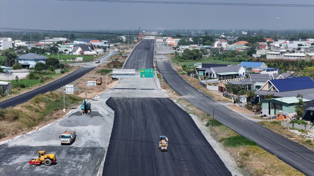 Khu vuc nut giao My Yen da hoan thanh phan cau, duong va tham nhua tuyen chinh, dat tien do hon 87%. Ảnh: Anh Tu