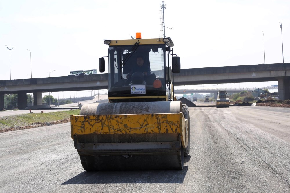 Hang loat phuong tien may moc cung tat bat thi cong. Ảnh: Anh Tu