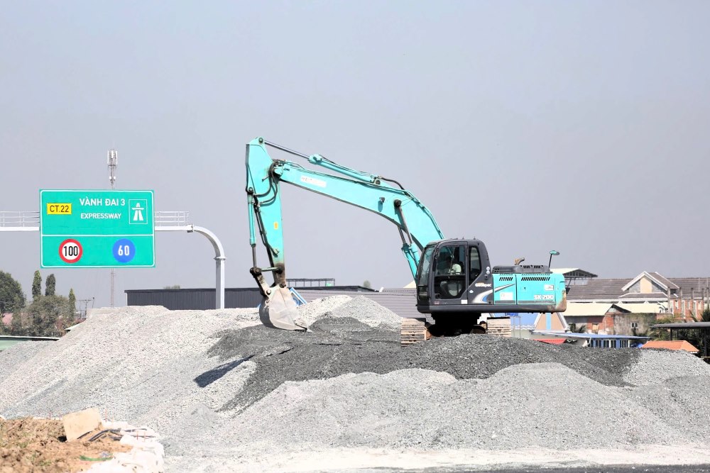 He thong bien bao cung dang duoc tien hanh lap dat tai doan giao voi cao toc TPHCM - Trung Luong. Ảnh: Anh Tu