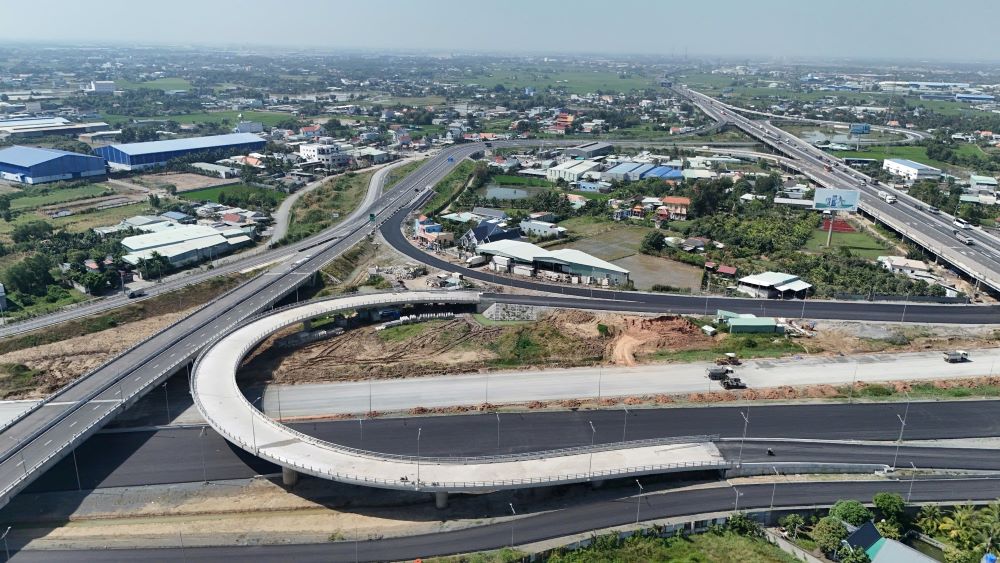 Cau vuot quay dau tren tuyen Vanh dai 3 TP.HCM da hoan thanh phan lan can, he thong chieu sang va dang duoc tham nhua.