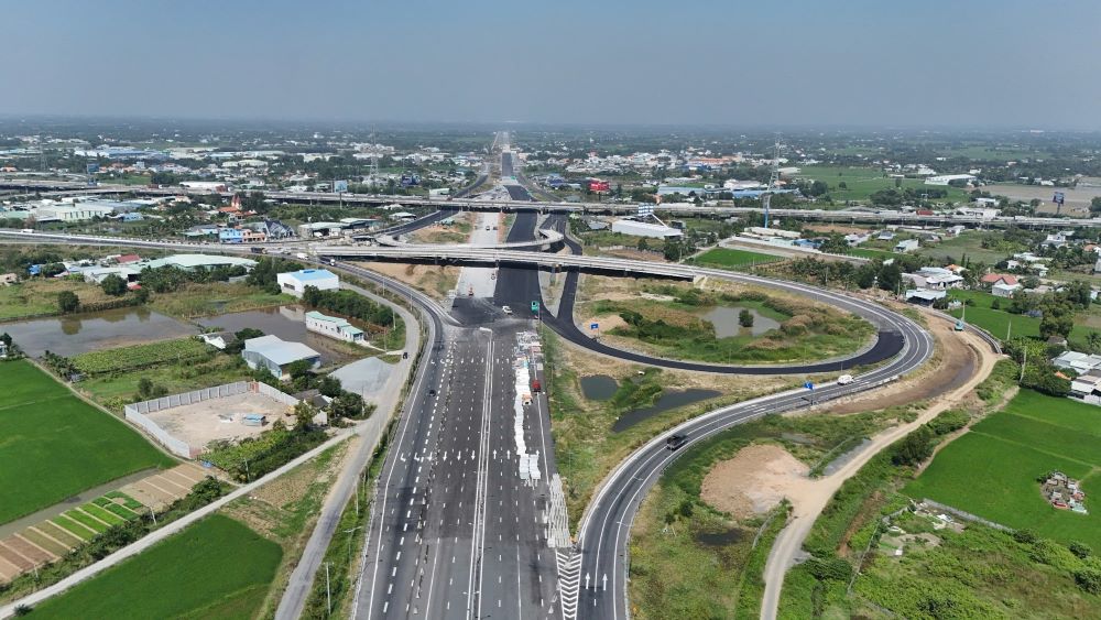 Cac nhanh duong dan quay dau va nhap ve cao toc TPHCM - Trung Luong dang duoc nha thau thi cong tham nhua chieu 13/12.