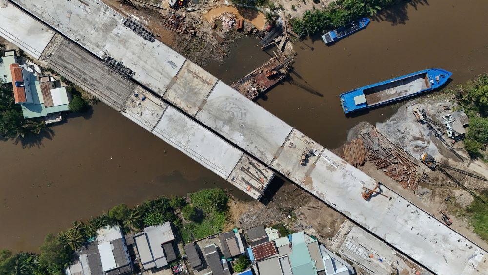 Cau vuot Tan Buu va nhanh song hanh qua song Cho Dem da hoan thien phan tho, xong lop betong mat cau. Ảnh: Anh Tu