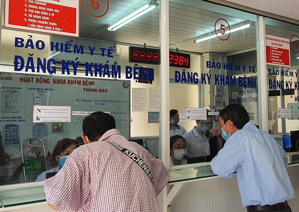 People complete procedures to pay for health insurance. Photo: Nam Duong