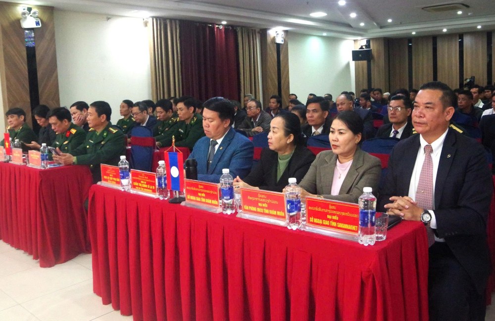 Propaganda on border laws for 50 village elders and heads of villages of the two countries of Vietnam and Laos. Photo: Quang Tri Border Guard