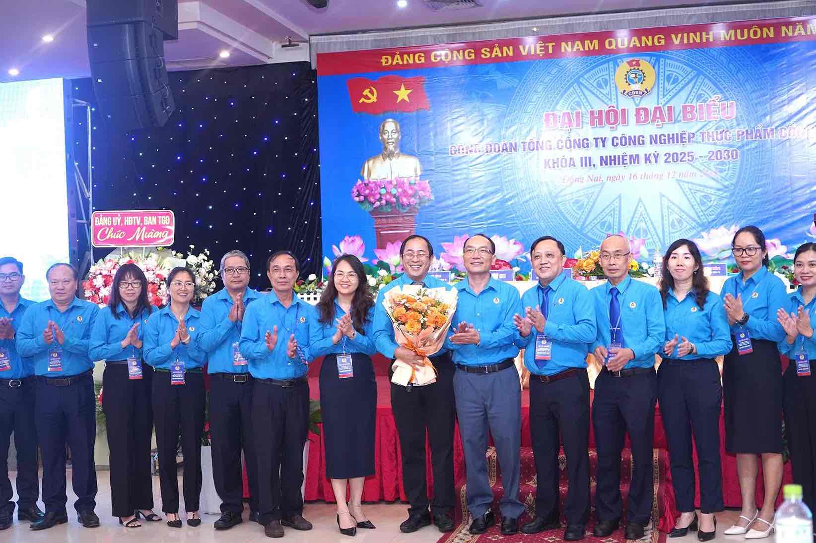 The Executive Committee of the Trade Union of Dong Nai Food Industry Corporation, term III, 2025 - 2030, launched the Congress. Photo: Dofico