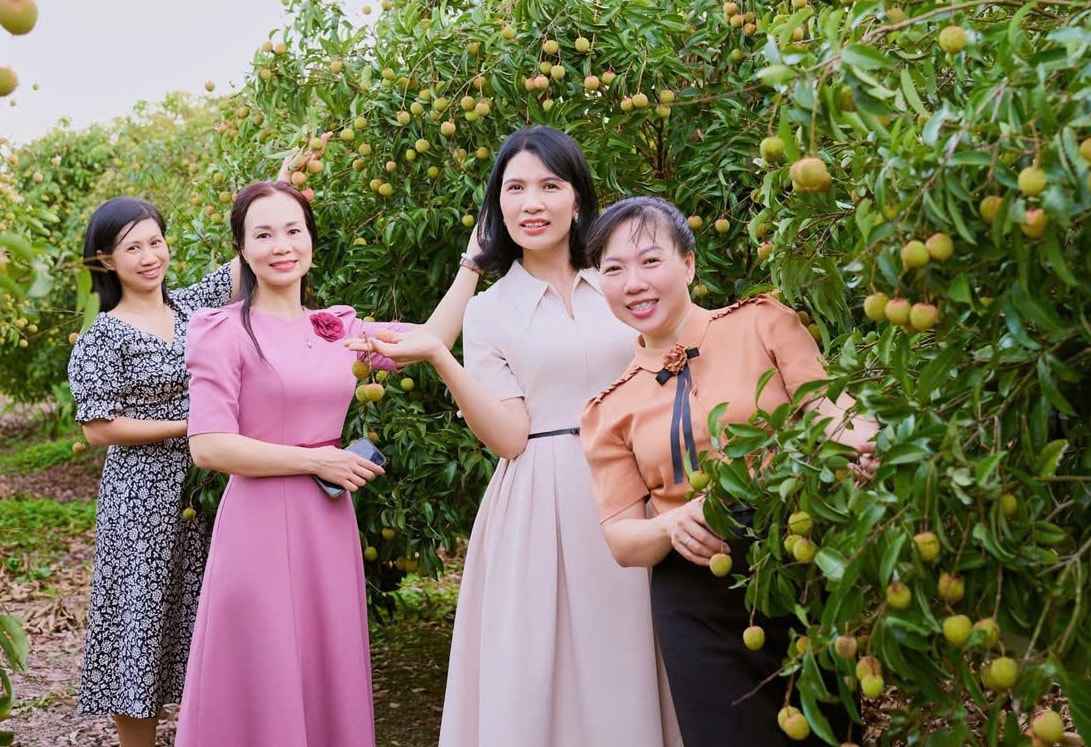 Du khach chup anh tai vuon vai thieu Thanh Ha, TP Hai Phong. Anh: Mai Huong