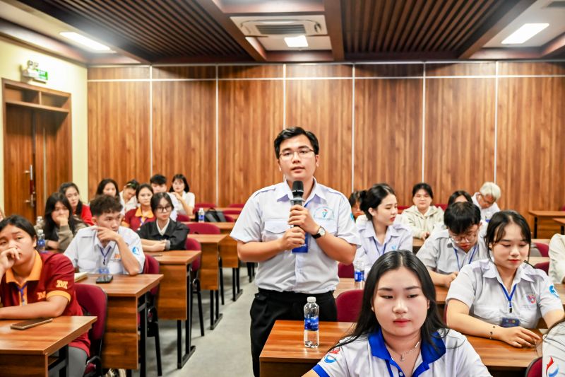 Giao lưu hỏi đáp cùng đại diện công ty. Ảnh: Vedan 