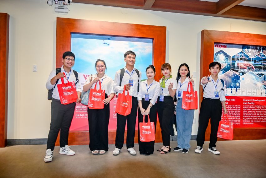 Sinh viên hào hứng nhận phần quà từ Vedan sau chuyến tham quan nhà máy. Ảnh: Vedan