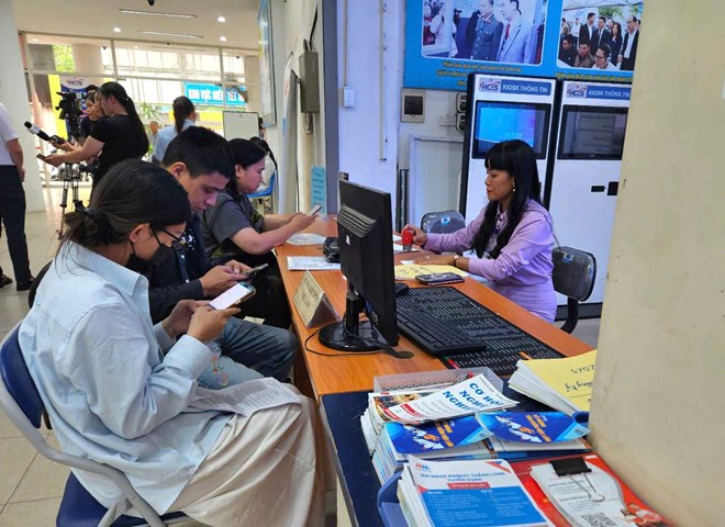 Employees complete procedures to receive unemployment benefits at the Hanoi Employment Service Center. Photo: Quynh Chi