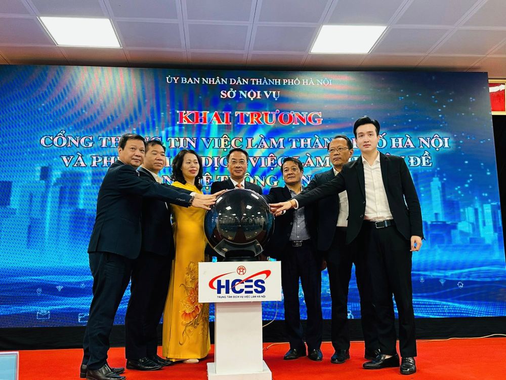 Delegates pressed the button to launch the Hanoi City Employment Portal. Photo: Quang Hai