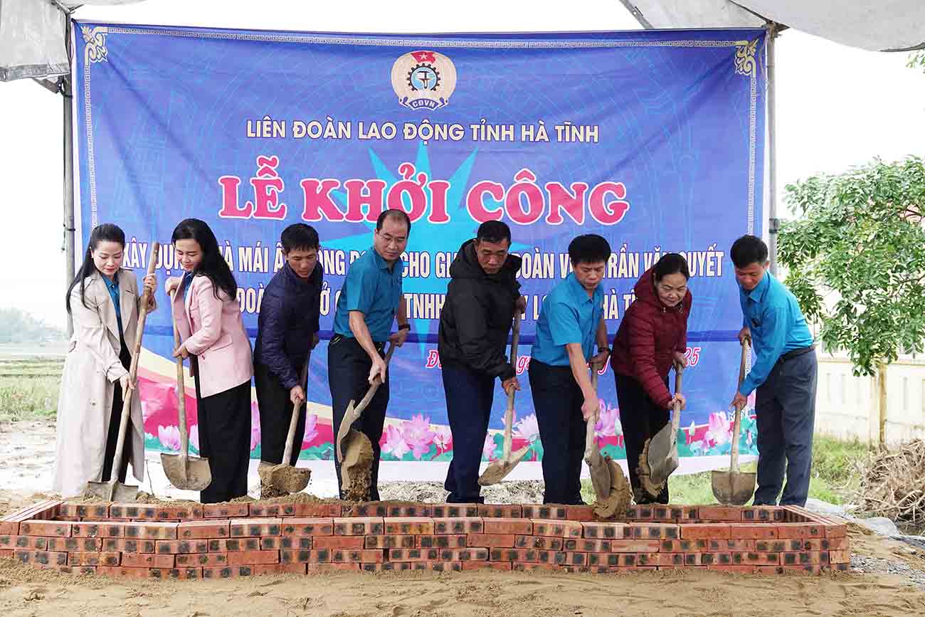 Nghi thuc khoi cong xay nha Mai am Cong doan cho gia dinh anh Quyet. Anh: Tran Tuan.