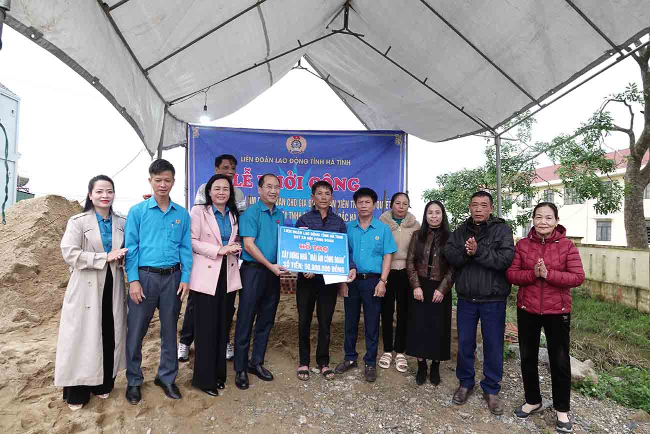 Ha Tinh Provincial Federation of Labor presented 50 million VND to support union member Tran Van Quyet to build a house for the Trade Union Shelter. Photo: Tran Tuan.