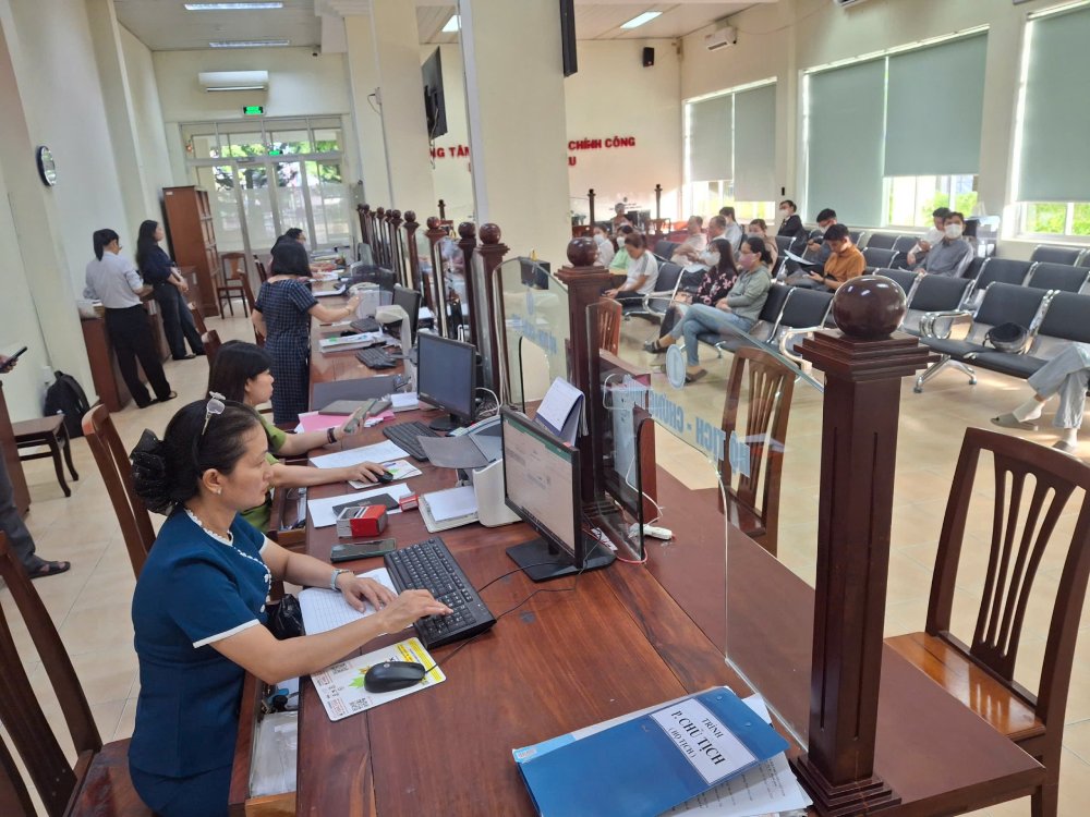 Cadres, civil servants, and public employees of the Ninh Kieu Ward Public Administration Service Center (Can Tho) handle administrative procedures for people. Photo: Ta Quang