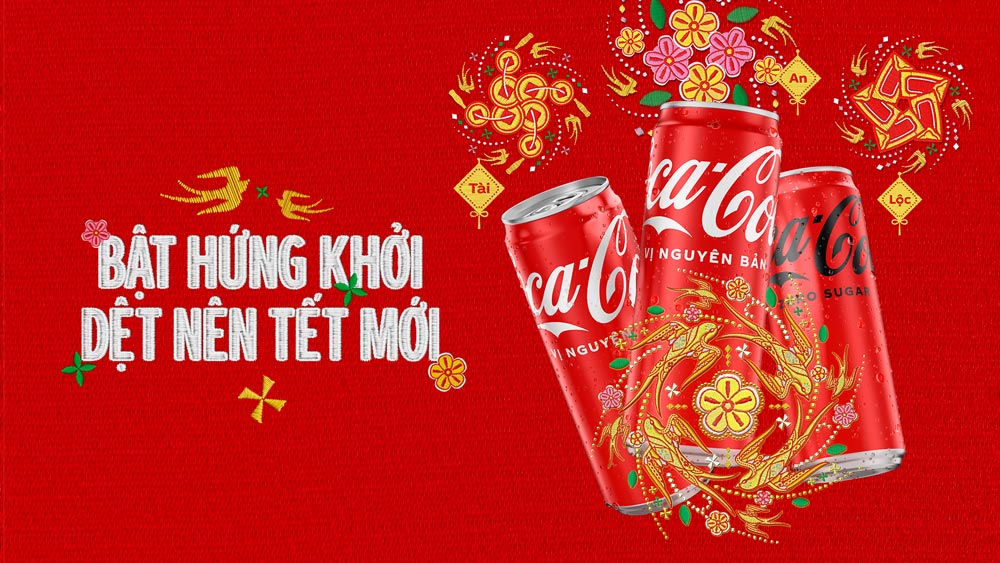 The spirit of "Weaving a New Tet" stands out on the brilliant Coca-Cola Tet packaging with the image of the Golden Swallow symbol of spring, along with peach blossoms, apricot blossoms, gold coins and lucky money bags appearing delicately as wishing An - Tai - Loc to send to every home. Photo: Provided by the enterprise