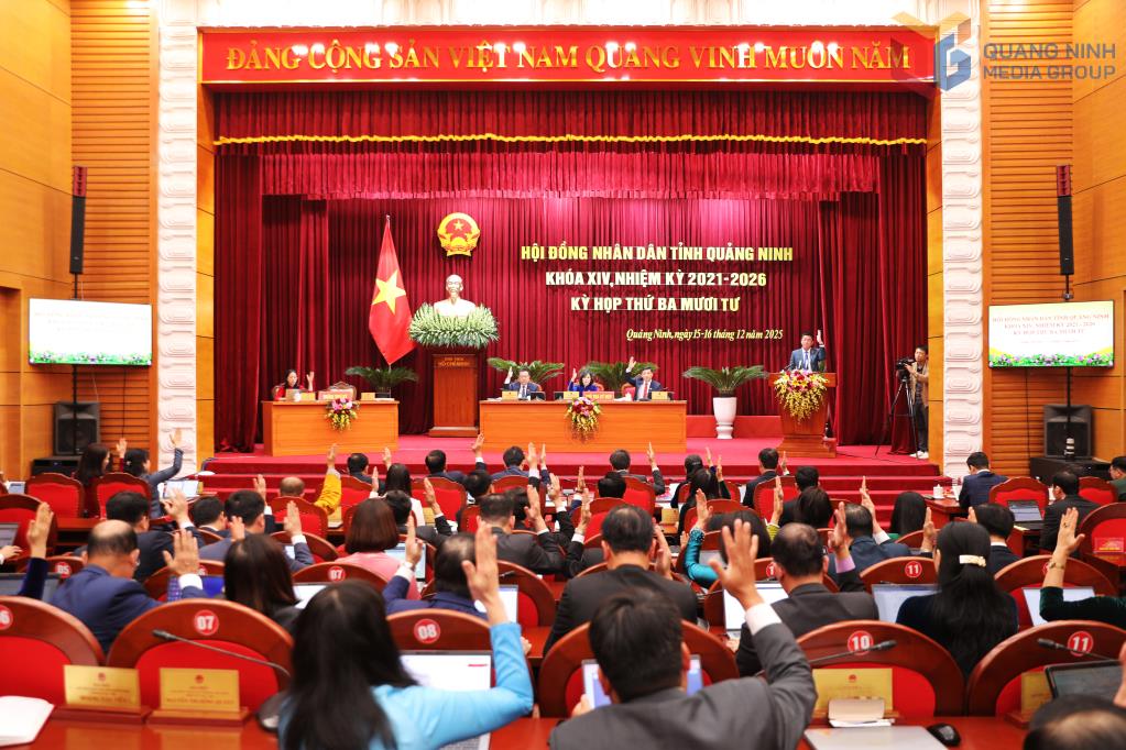 The 14th term People's Council of Quang Ninh province voted to pass 31 resolutions at the 34th Session. Photo: Do Phuong