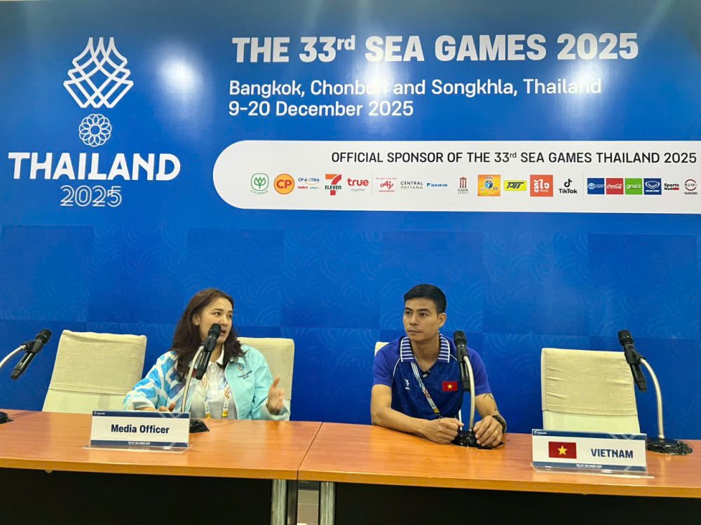 Coach Nguyen Dinh Hoang attended a press conference after the semi-final match of the 33rd SEA Games. Photo: VFF