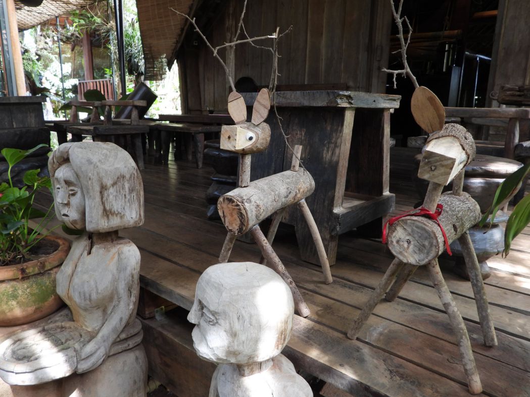 Cong nha, vat dung trang tri duoc cham khac sinh dong boi ban tay cua chinh nguoi dan toc E De. Anh: Ngoc Trang