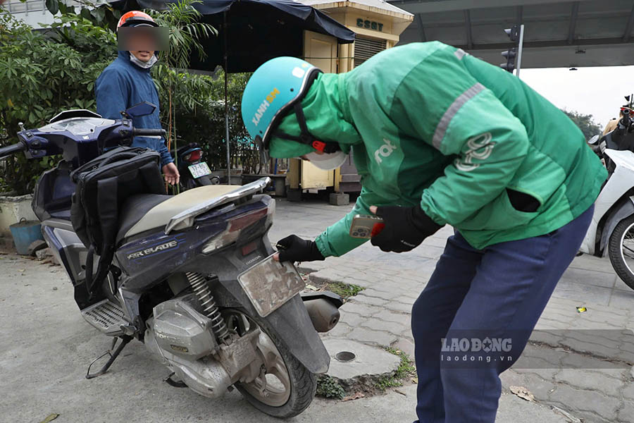 This is the case of driver N.V.T (born in 1996, residing in Hanoi) driving a motorbike with a covered license plate. Working with the authorities, Mr. T said he used cement to mix with sand to cover the license plate.