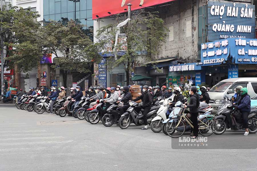 Tu ngay 1.837 camera AI cua Cong an Ha Noi di vao van hanh, y thuc cua nguoi tham gia giao thong duoc nang cao ro ret. Tai cac nut giao gio cao diem, nguoi dan van chap hanh tot viec dung cho den do.