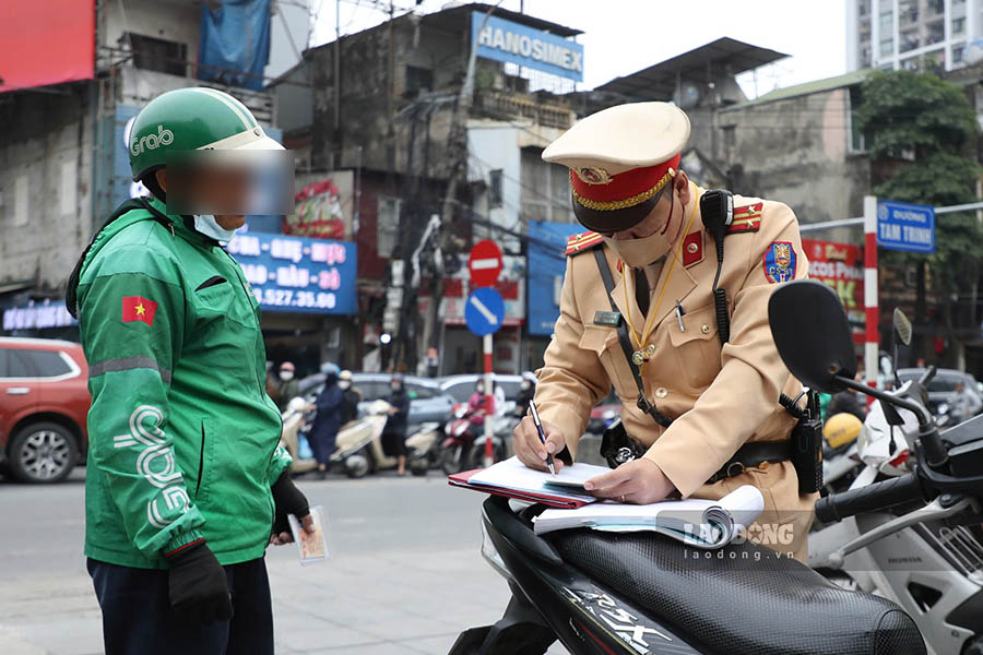 Tat ca cac truong hop vi pham khi bi phat hien deu bi xu ly nghiem theo quy dinh. Dai dien Doi CSGT duong bo so 4 cho hay, de xu ly triet de tinh trang che lap bien so nham “ne” camera AI, don vi se thuong xuyen bo tri to tuan tra luu dong nham kip thoi phat hien vi pham.