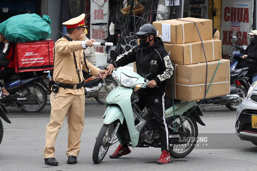 Tuy vay, luc luong chuc nang van ghi nhan nhieu truong hop co tinh dung cac chieu tro de qua mat camera AI. Nhu truong hop nay bi to cong tac cua Doi Canh sat giao thong duong bo so 4 (CSGT) - Phong CSGT, Cong an TP Ha Noi phat hien co hanh vi che bien so.