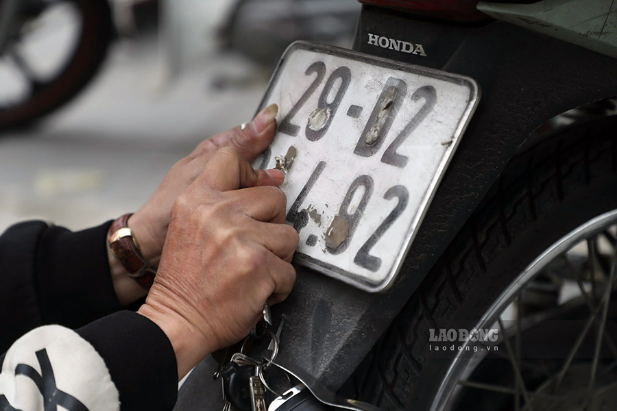 Lam viec voi luc luong chuc nang, tai xe thua nhan hanh vi va cho biet da dung ba keo cao su dan vao phan so tren bien nham “ne” camera.