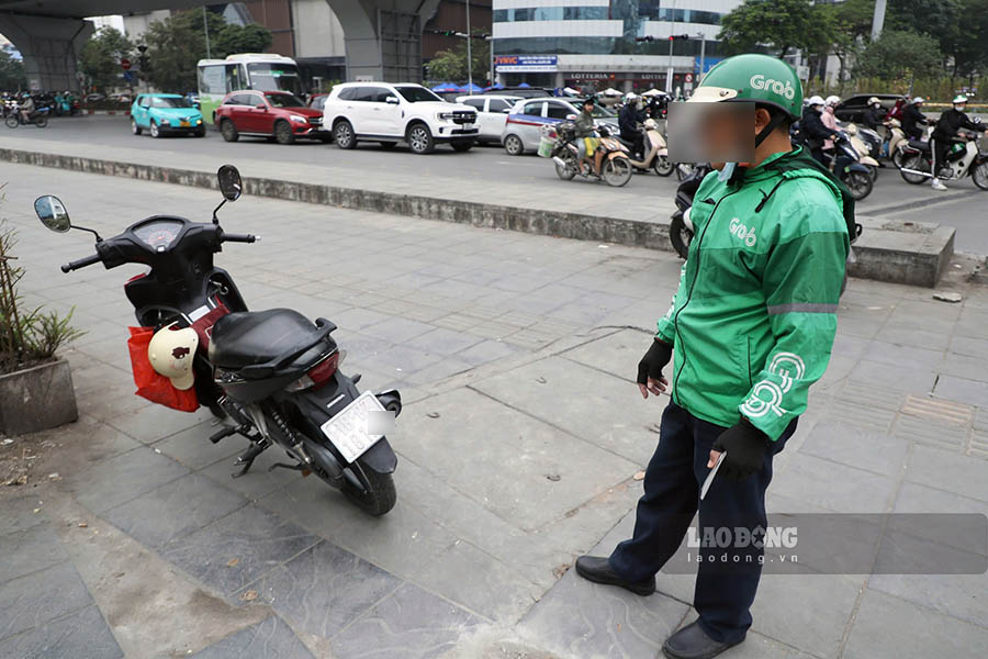 Con doi voi truong hop cua tai xe P.V.C (SN 1970, tru tai Ha Noi) dieu khien xe may mang BKS 18B2-181.XX nhung toan bo phan bien so da bi mat lop phan quang va thay doi mau sac.