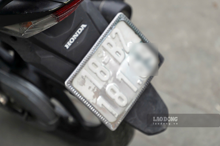 Chi co lai gan nhu the nay moi co the nhin ro chu so tren bien. Ban dau, tai xe P.V.C khong thua nhan hanh vi vi pham cua minh va cho rang bien so bi mo dan theo thoi gian. Tuy nhien, sau khi duoc can bo CSGT tuyen truyen, nam tai xe da thua nhan hanh vi vi pham.