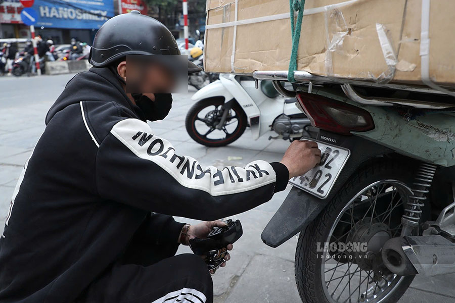 Luc luong chuc nang yeu cau tai xe lam sach lai bien so, dong thoi tien hanh lap bien ban xu phat. Voi hanh vi nay, tai xe bi xu phat 5 trieu dong, tru 4 diem giay phep lai xe.