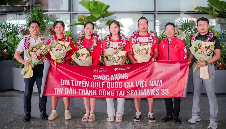 The Vietnamese golf team was welcomed on its return day. Photo: VGA